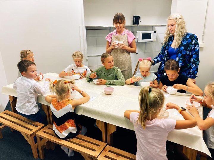 Lapsed teevad martsipanikujukesi töötoas